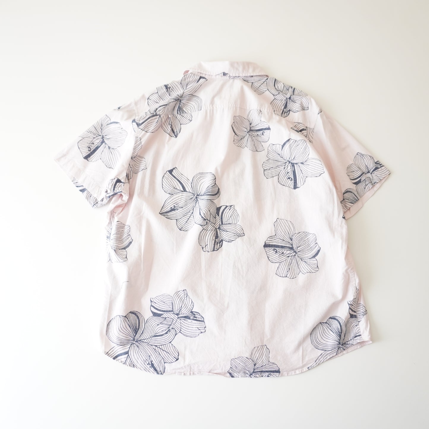 Thrifted -Camisa Rosada con flores Azules / Talla XXL 73 LARGOX67 ANCHO