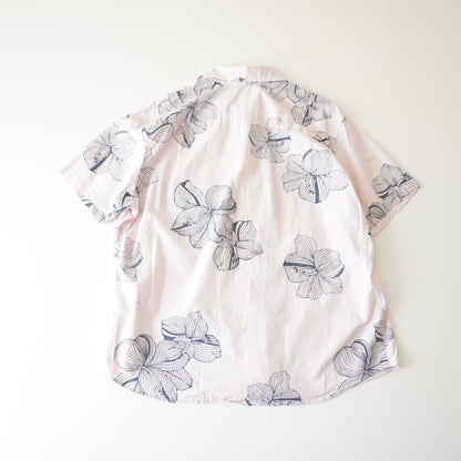 Thrifted -Camisa Rosada con flores Azules / Talla XXL 73 LARGOX67 ANCHO