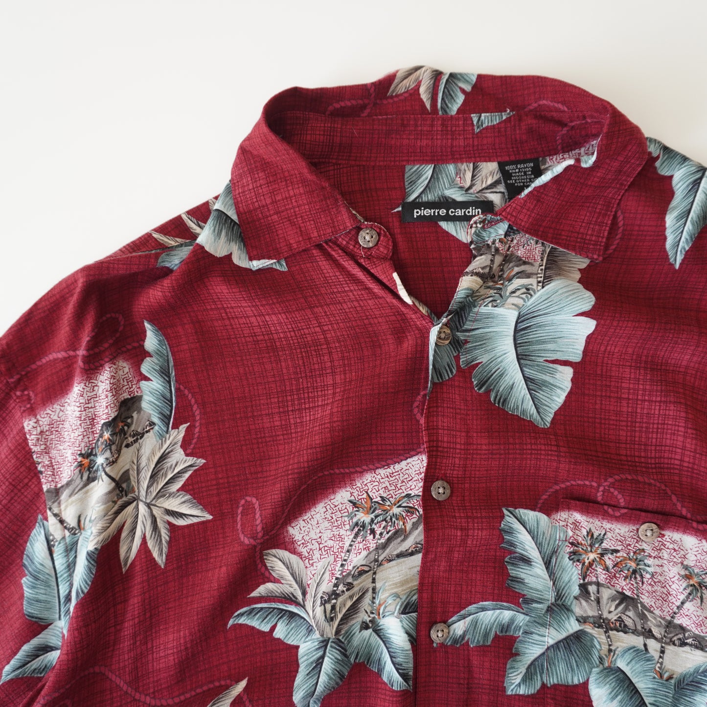 Thrifted - camisa burdeo pierre cardin flores verdes talla L 77 LARGO X  64 ANCHO.