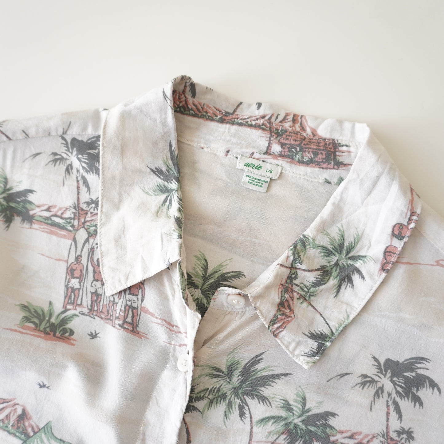 Thrifted -Camisa AERIE blanca con rosados / Talla L 73 ANCHOX 66 LARGO