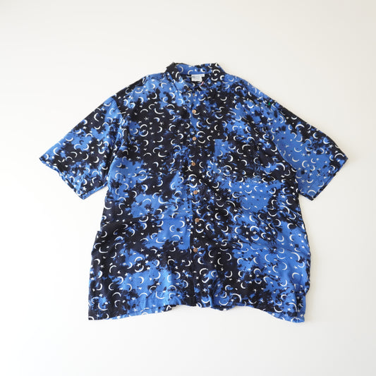 Thrifted - Camisa Negra con azul  y lunas / Talla L,  65 LARGO x 83 ANCHO