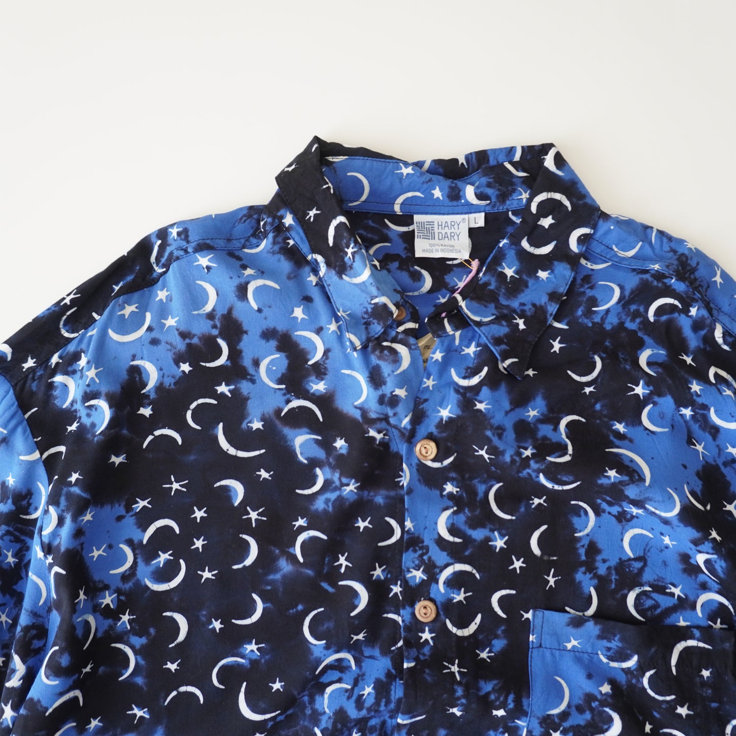 Thrifted - Camisa Negra con azul  y lunas / Talla L,  65 LARGO x 83 ANCHO