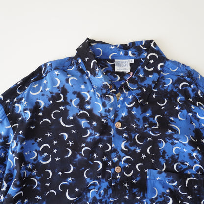 Thrifted - Camisa Negra con azul  y lunas / Talla L,  65 LARGO x 83 ANCHO