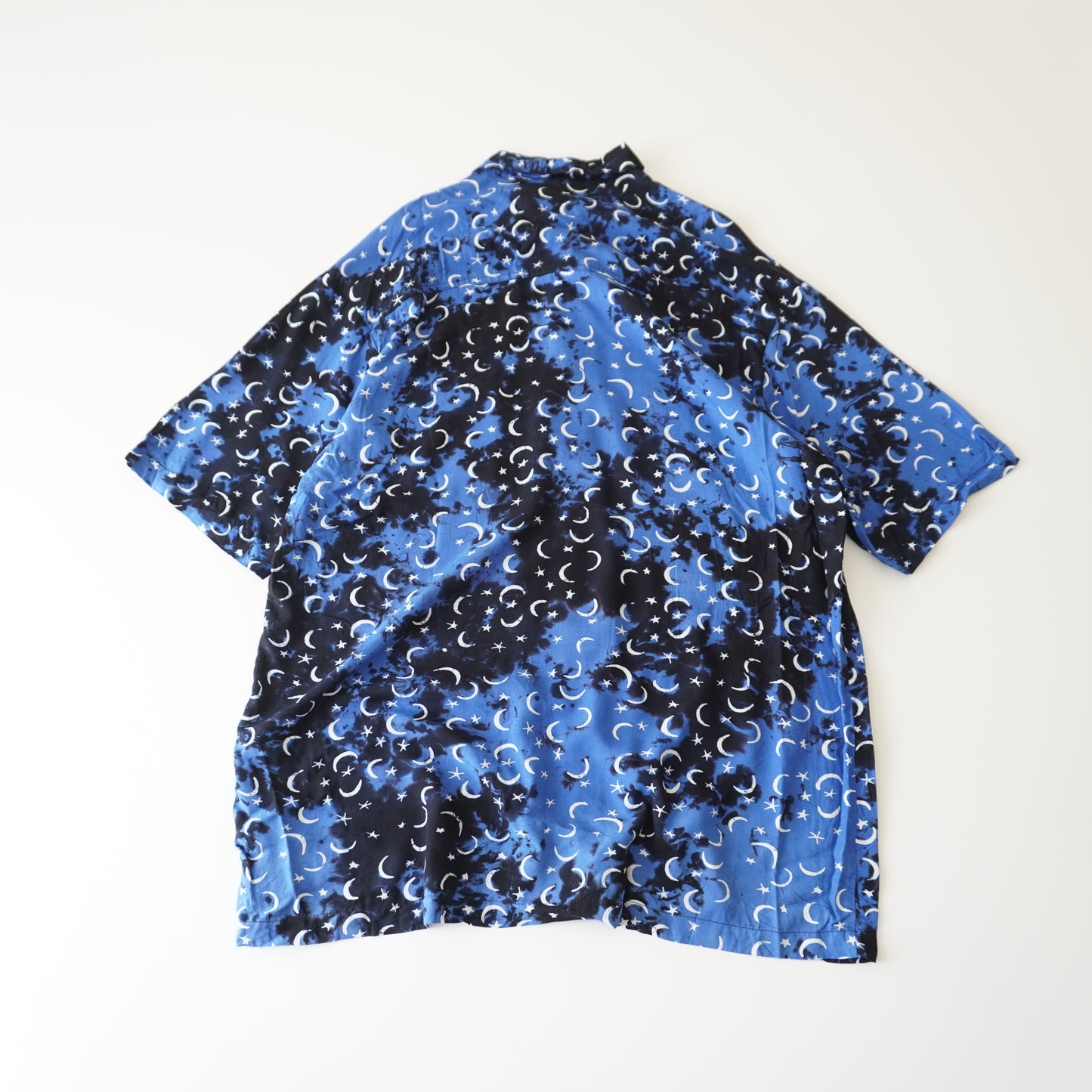 Thrifted - Camisa Negra con azul  y lunas / Talla L,  65 LARGO x 83 ANCHO