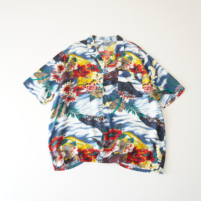 Thrifted - Camisa ISLAND Azul  y blanco, con flores /  Talla XL, 71 LARGO x 65 ANCHO.