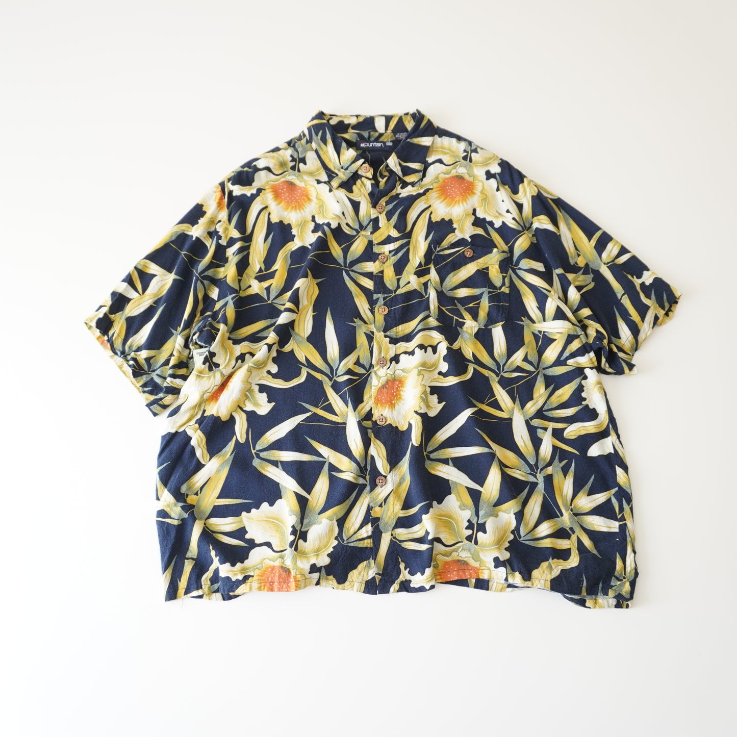 Thrifted - Camisa PURITAN Azul marino con flores amarillas / Talla XL, 75 LARGO X 70 ANCHO.