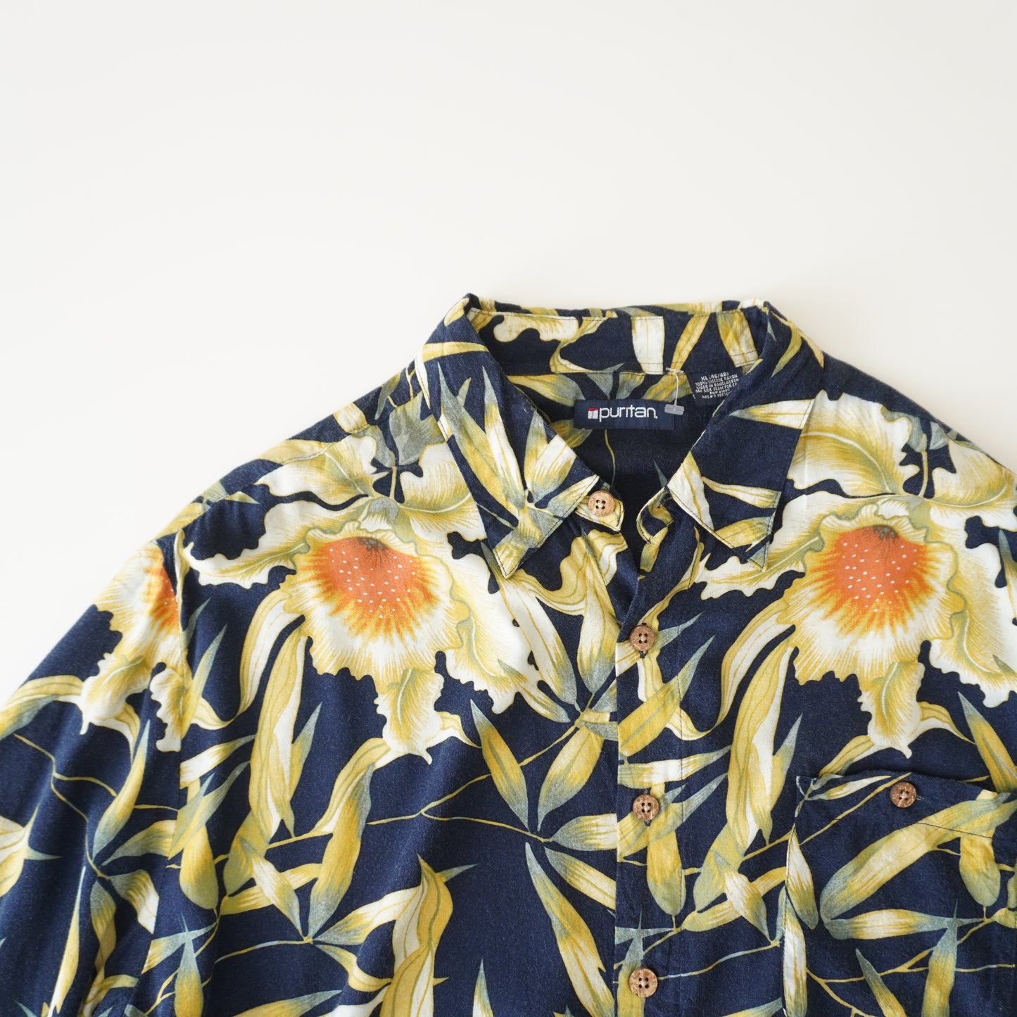 Thrifted - Camisa PURITAN Azul marino con flores amarillas / Talla XL, 75 LARGO X 70 ANCHO.