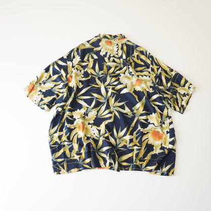 Thrifted - Camisa PURITAN Azul marino con flores amarillas / Talla XL, 75 LARGO X 70 ANCHO.