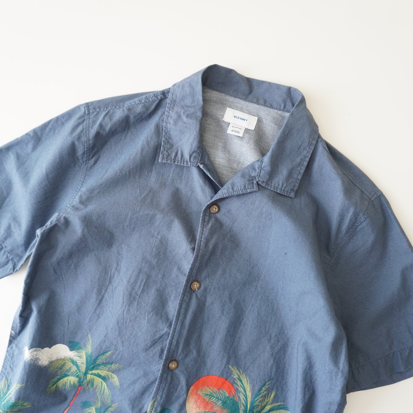 Thrifted - Camisa Azul palmeras y sol / Talla XL, 68 LARGO X 46 ANCHO