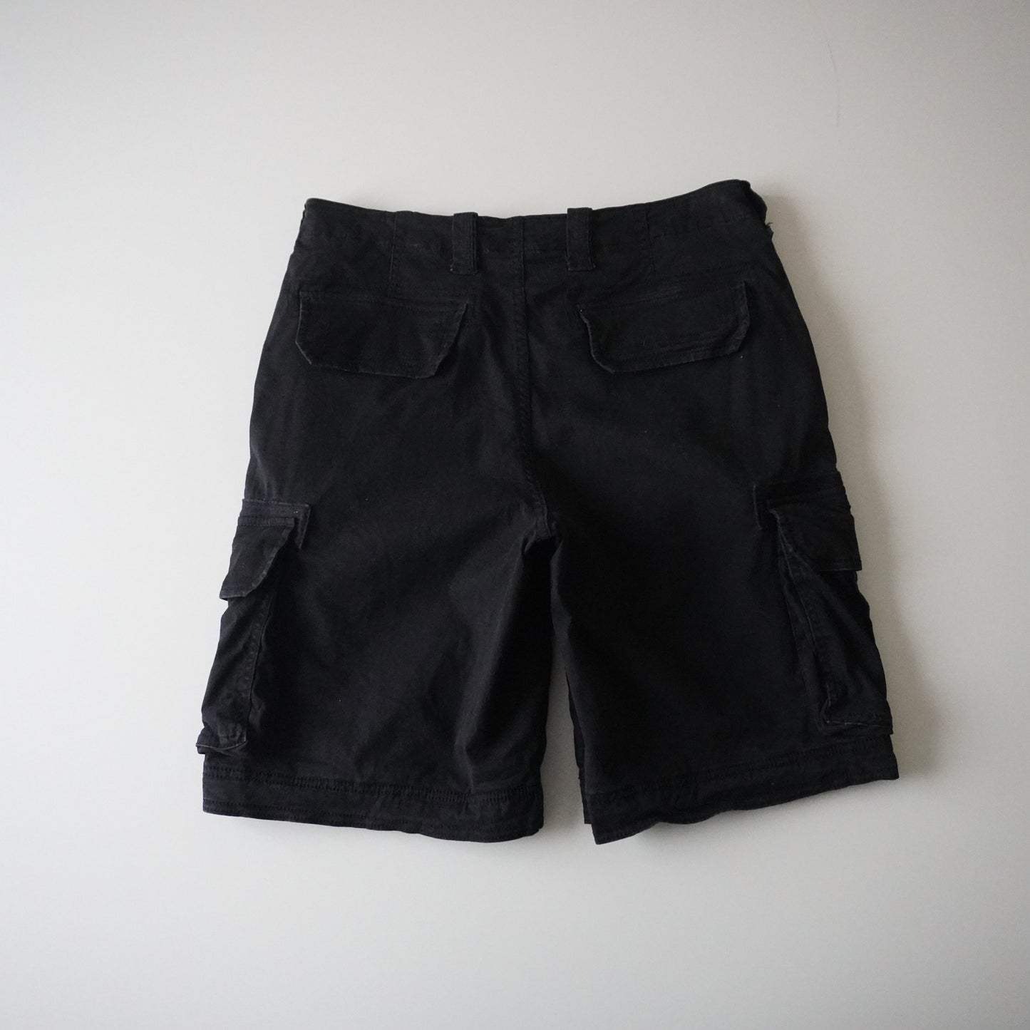 Thrifted - Short Cargo Negro George Talla 30 USA | Cintura 41 cm | Largo 50 cm