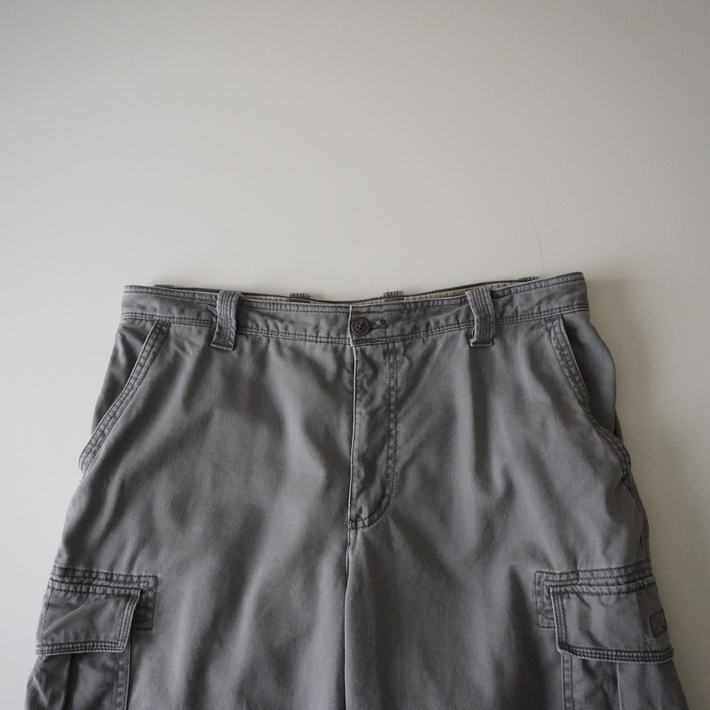 Thrifted - Short Cargo Gris Izod Talla 34 USA | Cintura 46 cm | Largo 56 cm