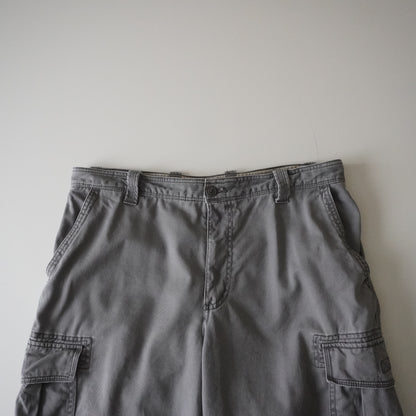 Thrifted - Short Cargo Gris Izod Talla 34 USA | Cintura 46 cm | Largo 56 cm
