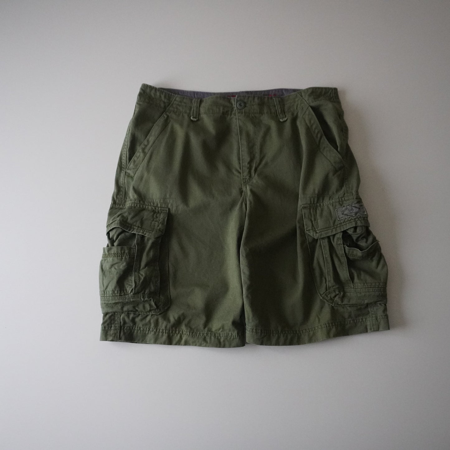 Thrifted – Short Cargo Verde Wrangler Thrifted – Cintura 51 cm | Largo 59 cm