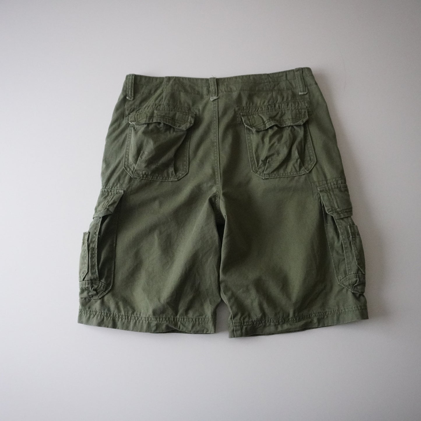 Thrifted – Short Cargo Verde Wrangler Thrifted – Cintura 51 cm | Largo 59 cm