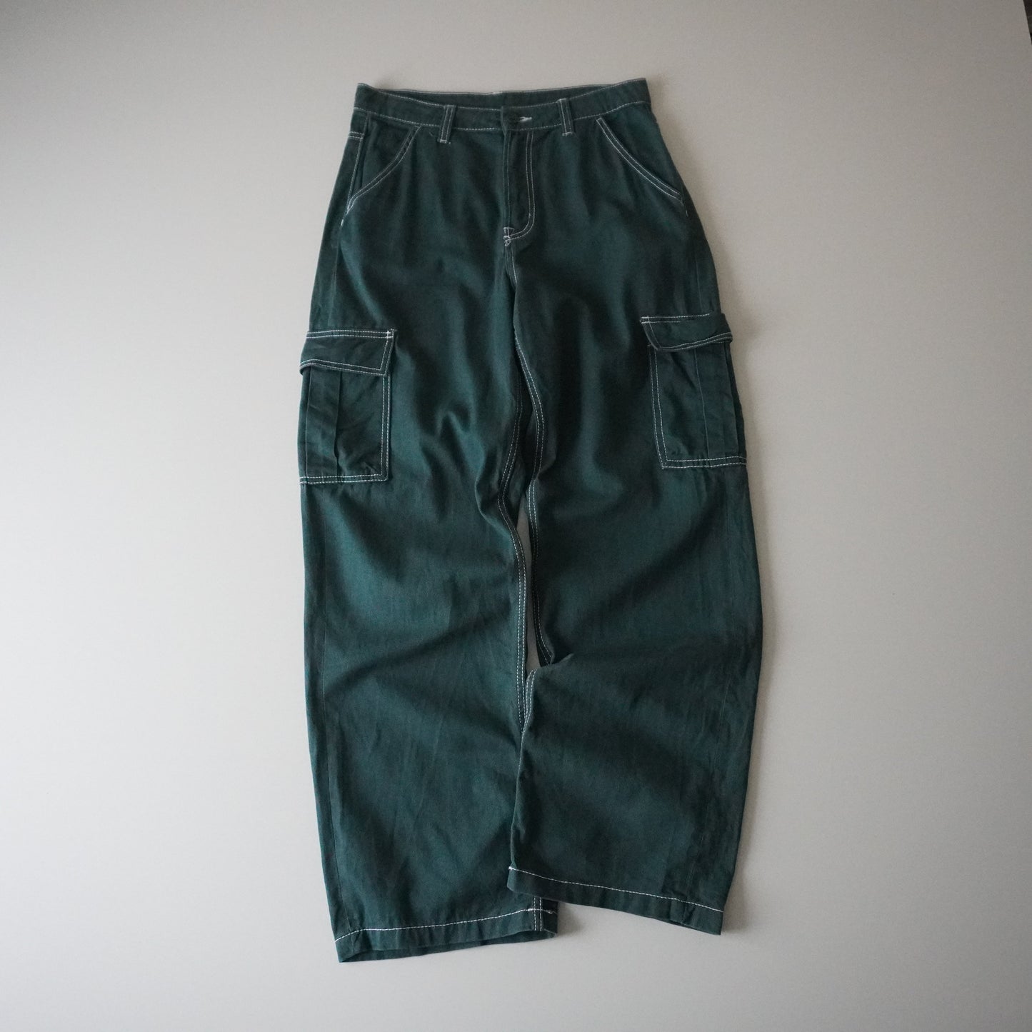 Thrifted – Pantalón Cargo Verde Costuras Blancas Talla US 6 | Cintura 40 cm | Largo 107 cm