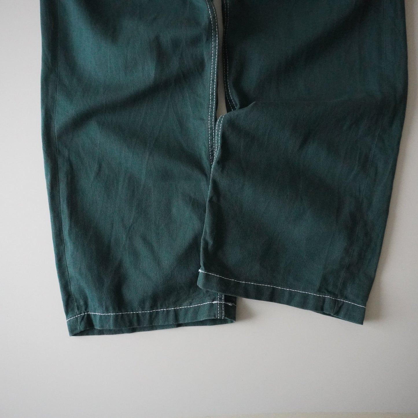 Thrifted – Pantalón Cargo Verde Costuras Blancas Talla US 6 | Cintura 40 cm | Largo 107 cm