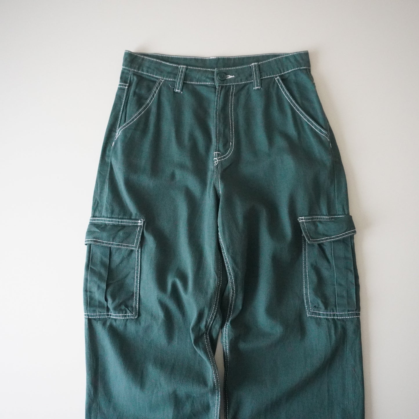 Thrifted – Pantalón Cargo Verde Costuras Blancas Talla US 6 | Cintura 40 cm | Largo 107 cm