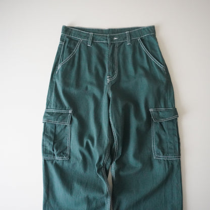 Thrifted – Pantalón Cargo Verde Costuras Blancas Talla US 6 | Cintura 40 cm | Largo 107 cm