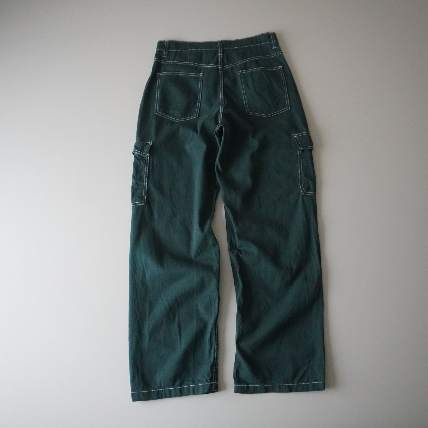 Thrifted – Pantalón Cargo Verde Costuras Blancas Talla US 6 | Cintura 40 cm | Largo 107 cm