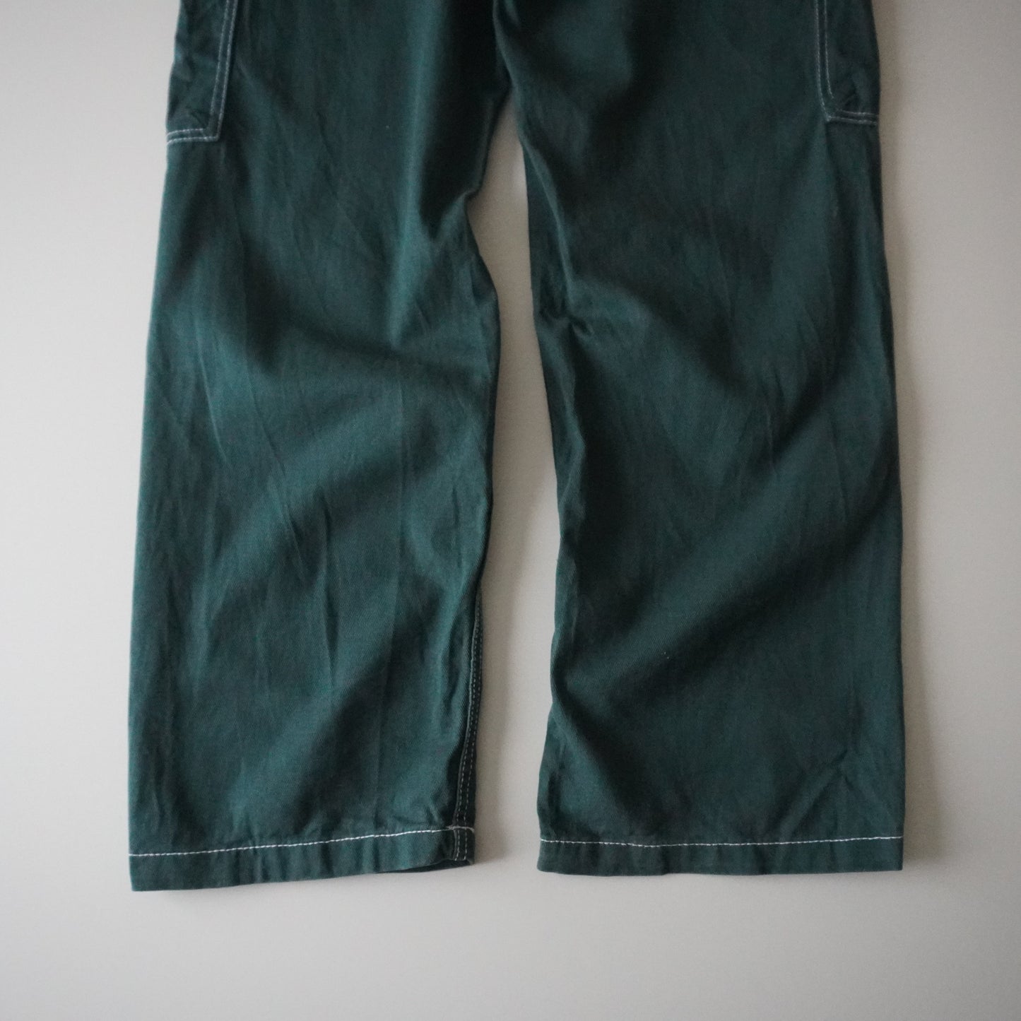 Thrifted – Pantalón Cargo Verde Costuras Blancas Talla US 6 | Cintura 40 cm | Largo 107 cm