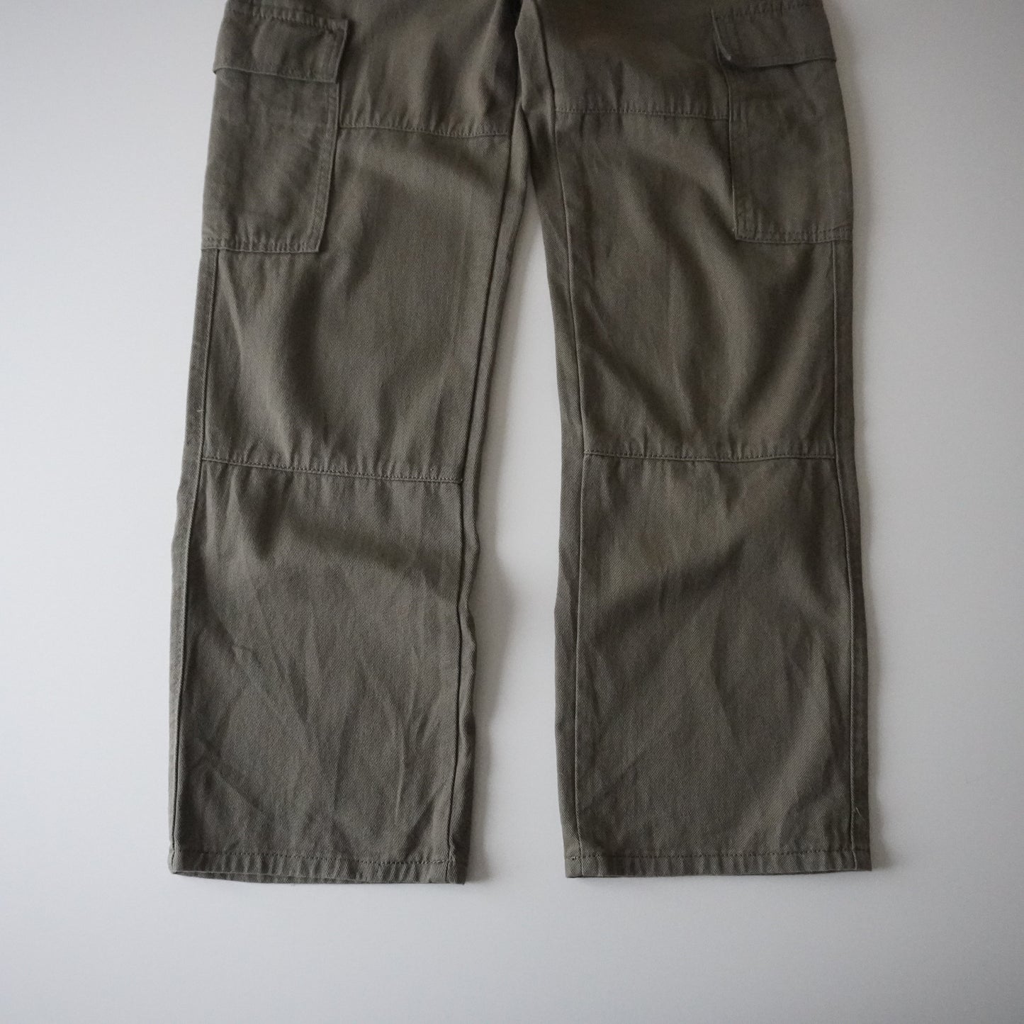Thrifted – Pantalón Cargo Verde Talla 37 | Cintura 37 cm | Largo 102 cm | Talón 22 cm