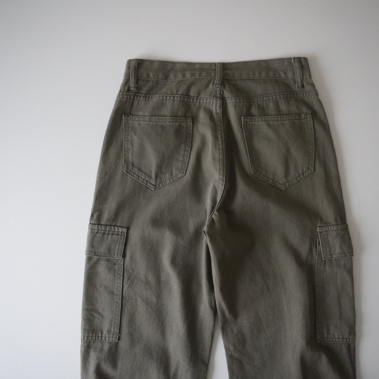 Thrifted – Pantalón Cargo Verde Talla 37 | Cintura 37 cm | Largo 102 cm | Talón 22 cm