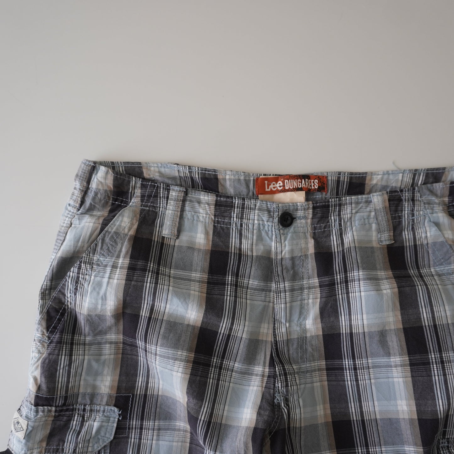 Thrifted – Short Cargo Celeste Lee Dungarees con Líneas Negras, Blancas y Beige Talla 36 USA | Cintura 48 cm | Largo 55 cm