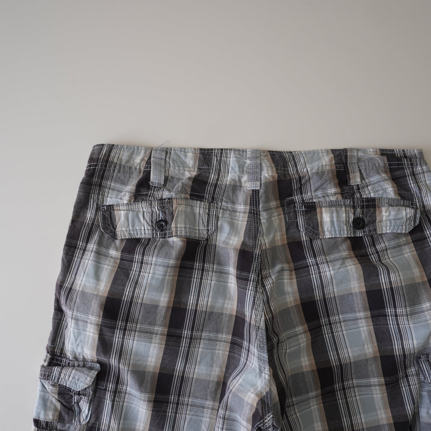 Thrifted – Short Cargo Celeste Lee Dungarees con Líneas Negras, Blancas y Beige Talla 36 USA | Cintura 48 cm | Largo 55 cm
