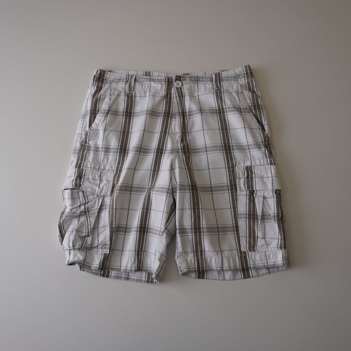Thrifted – Short Cargo Blanco Fall Creek con Líneas Café y Azul Talla 32 USA | Cintura 45 cm | Largo 54 cm
