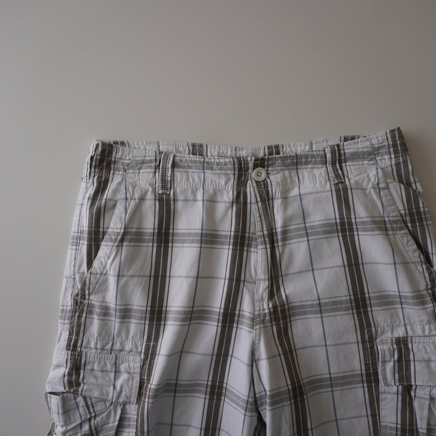 Thrifted – Short Cargo Blanco Fall Creek con Líneas Café y Azul Talla 32 USA | Cintura 45 cm | Largo 54 cm