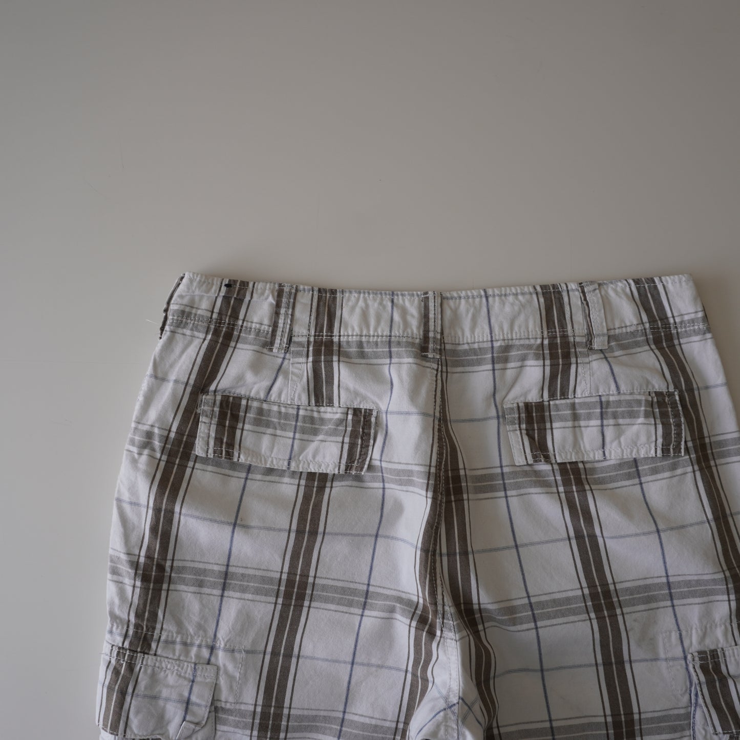 Thrifted – Short Cargo Blanco Fall Creek con Líneas Café y Azul Talla 32 USA | Cintura 45 cm | Largo 54 cm