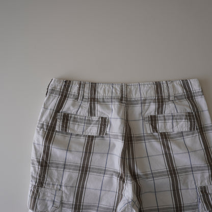 Thrifted – Short Cargo Blanco Fall Creek con Líneas Café y Azul Talla 32 USA | Cintura 45 cm | Largo 54 cm