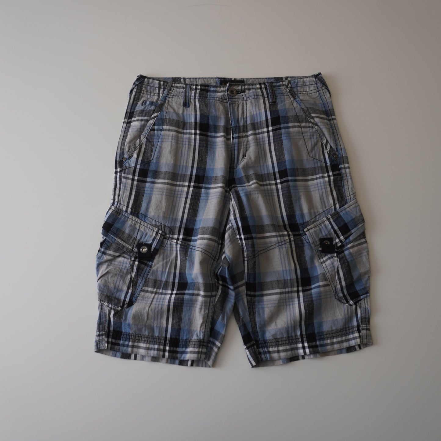 Thrifted – Short Cargo Escocés Negro, Blanco y Gris Helix Talla 30 USA | Cintura 42 cm | Largo 56 cm