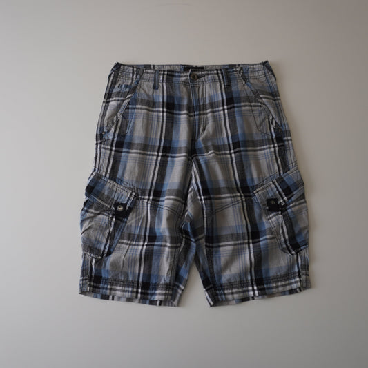 Thrifted – Short Cargo Escocés Negro, Blanco y Gris Helix Talla 30 USA | Cintura 42 cm | Largo 56 cm
