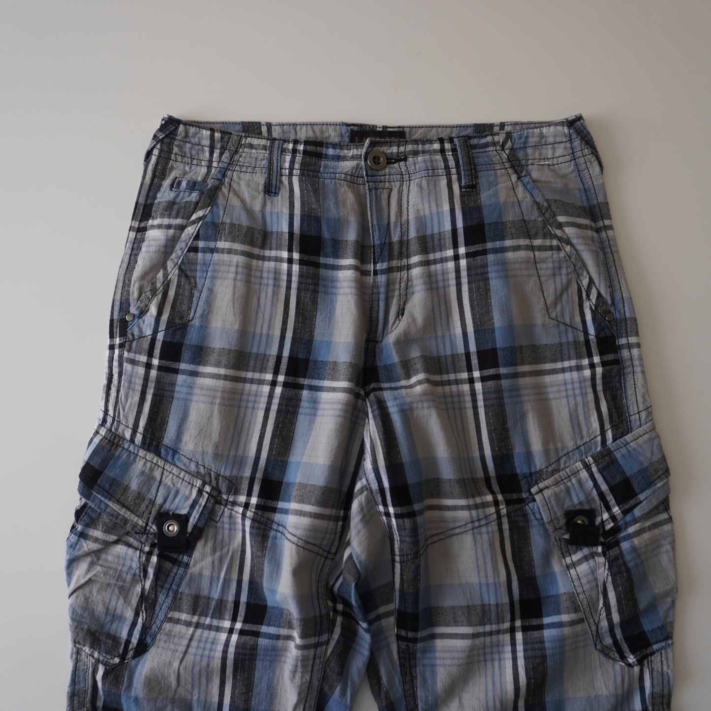 Thrifted – Short Cargo Escocés Negro, Blanco y Gris Helix Talla 30 USA | Cintura 42 cm | Largo 56 cm
