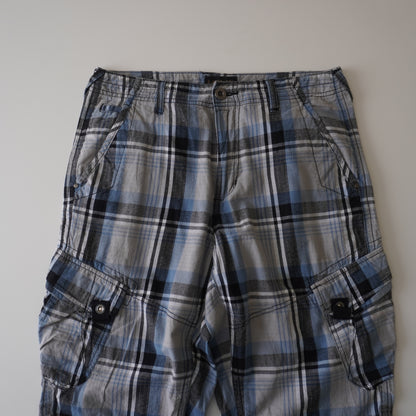 Thrifted – Short Cargo Escocés Negro, Blanco y Gris Helix Talla 30 USA | Cintura 42 cm | Largo 56 cm