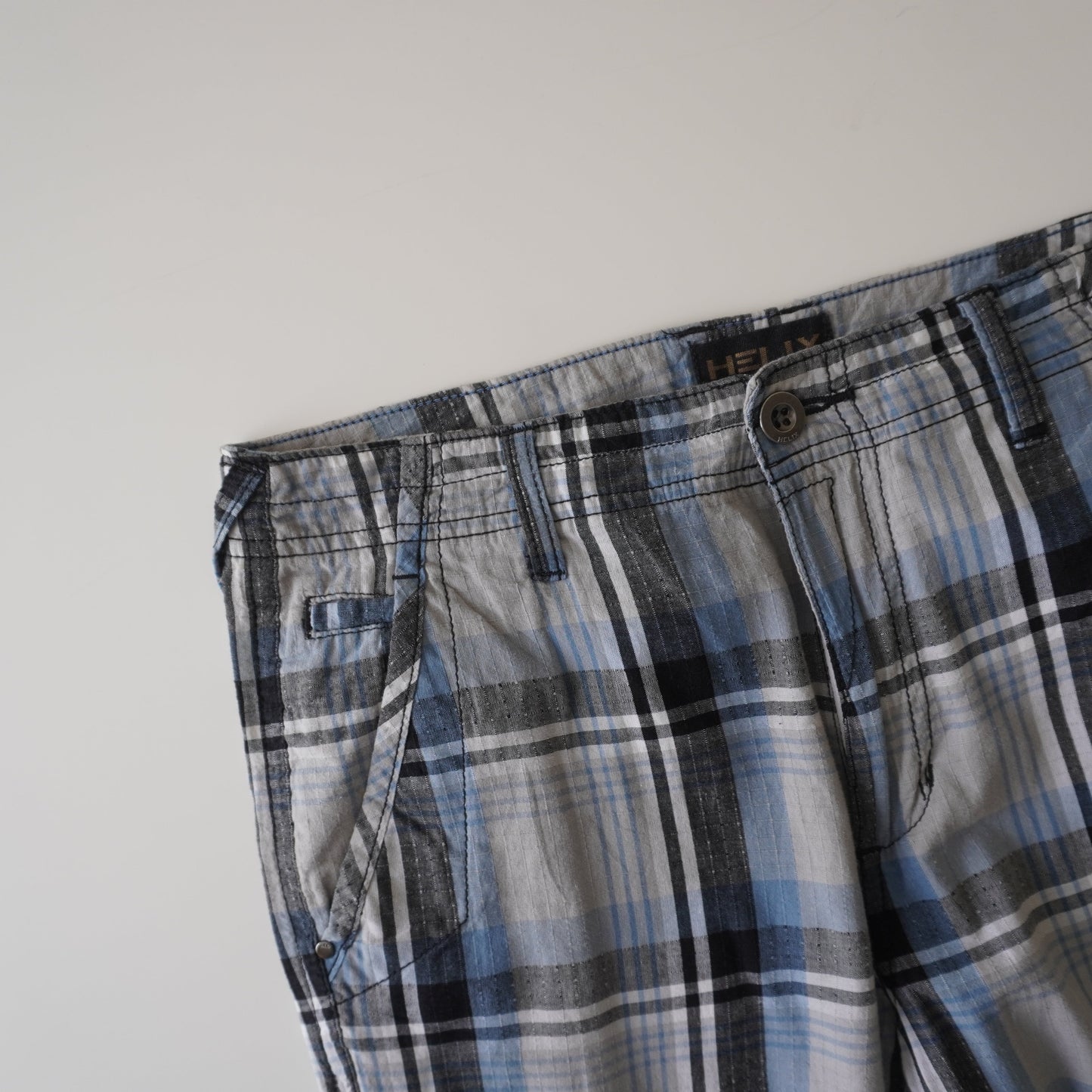 Thrifted – Short Cargo Escocés Negro, Blanco y Gris Helix Talla 30 USA | Cintura 42 cm | Largo 56 cm