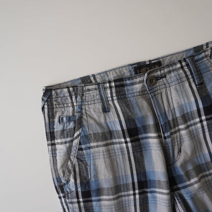 Thrifted – Short Cargo Escocés Negro, Blanco y Gris Helix Talla 30 USA | Cintura 42 cm | Largo 56 cm