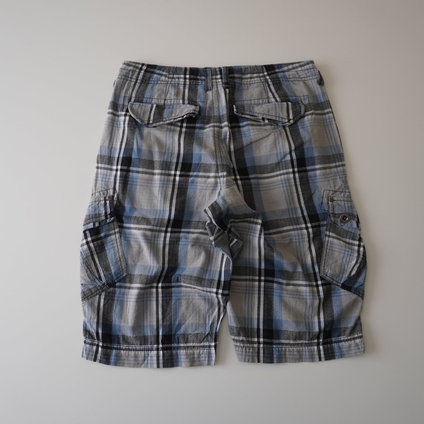 Thrifted – Short Cargo Escocés Negro, Blanco y Gris Helix Talla 30 USA | Cintura 42 cm | Largo 56 cm