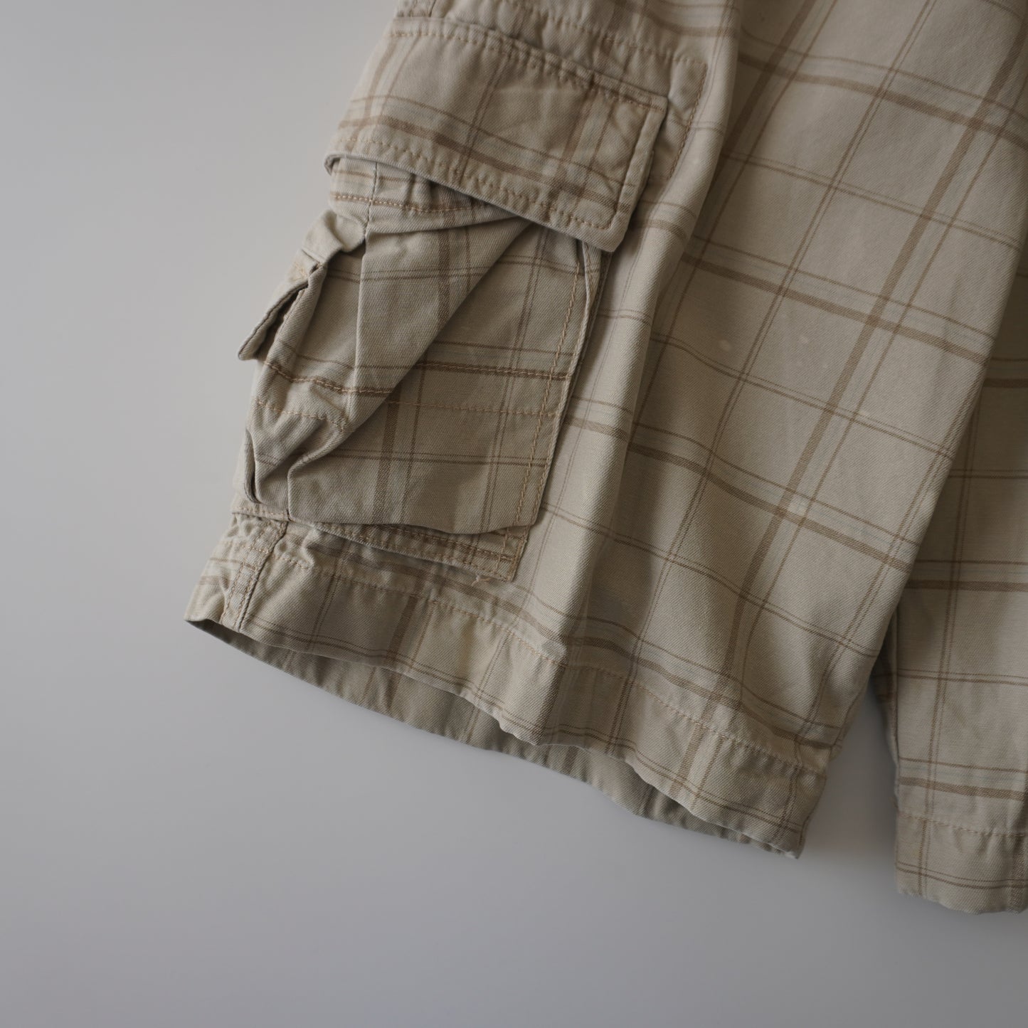 Thrifted – Short Cargo Beige con Líneas Café Urban Up Talla 29 USA | Cintura 40 cm | Largo 49 cm