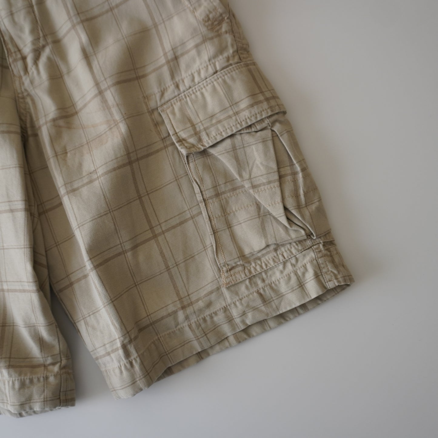 Thrifted – Short Cargo Beige con Líneas Café Urban Up Talla 29 USA | Cintura 40 cm | Largo 49 cm