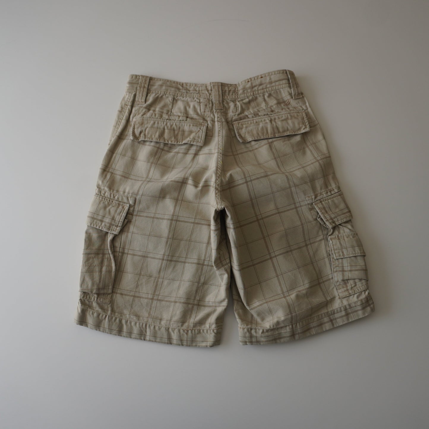 Thrifted – Short Cargo Beige con Líneas Café Urban Up Talla 29 USA | Cintura 40 cm | Largo 49 cm