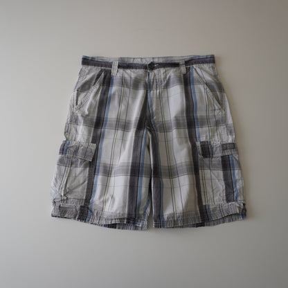Thrifted – Short Cargo Blanco Wrangler con Líneas Grises, Celestes y Verdes Talla 36 USA | Cintura 46 cm | Largo 54 cm
