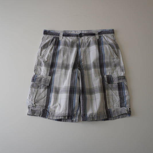 Thrifted – Short Cargo Blanco Wrangler con Líneas Grises, Celestes y Verdes Talla 36 USA | Cintura 46 cm | Largo 54 cm