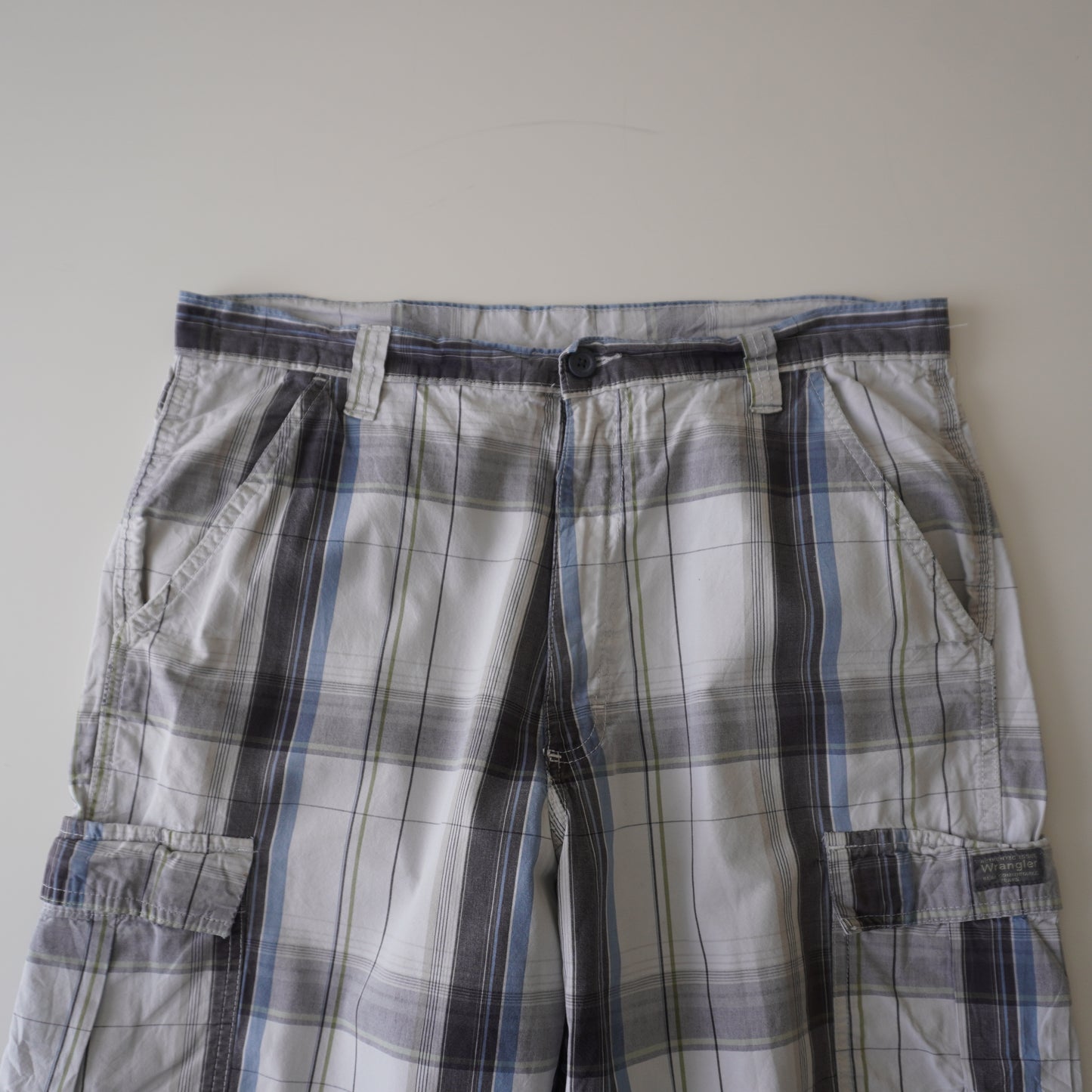 Thrifted – Short Cargo Blanco Wrangler con Líneas Grises, Celestes y Verdes Talla 36 USA | Cintura 46 cm | Largo 54 cm