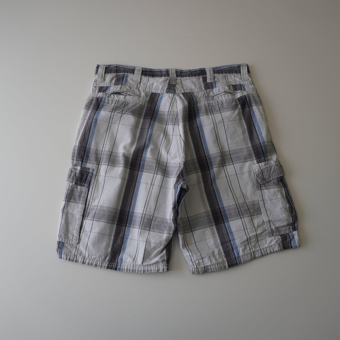 Thrifted – Short Cargo Blanco Wrangler con Líneas Grises, Celestes y Verdes Talla 36 USA | Cintura 46 cm | Largo 54 cm