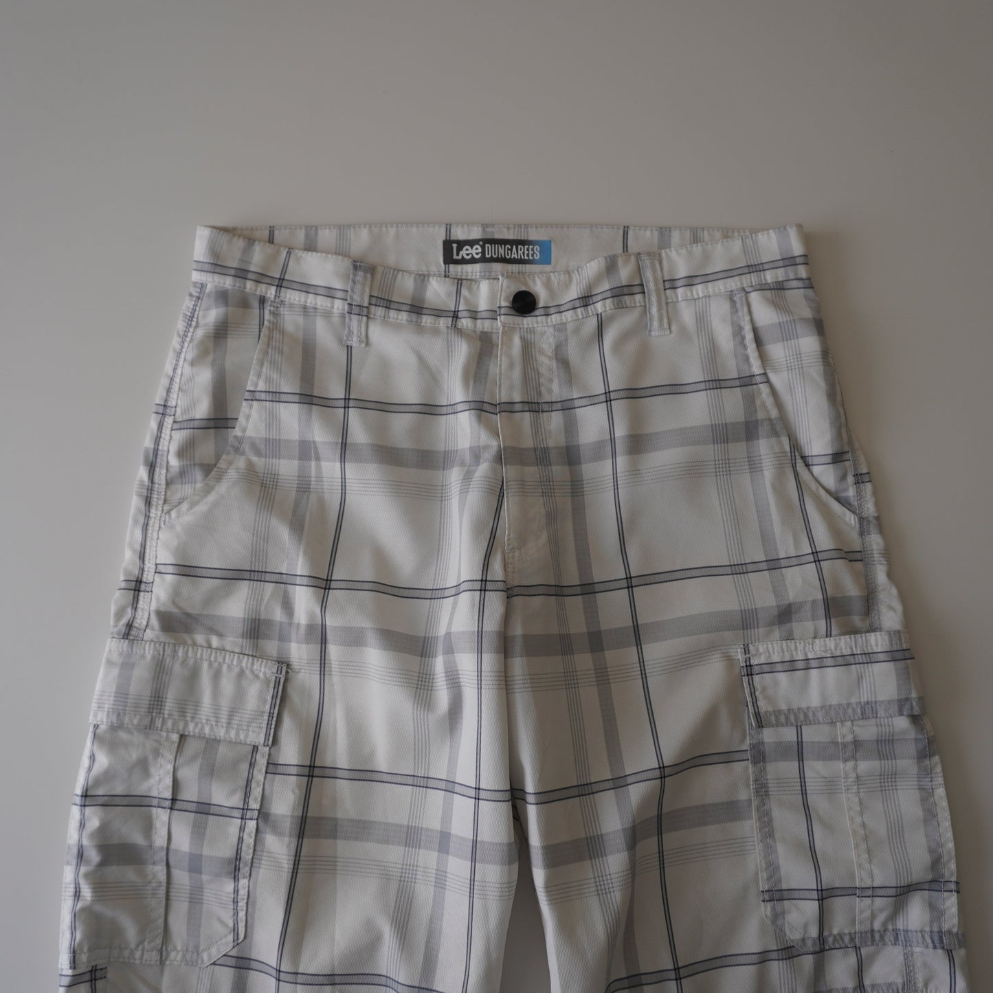 Thrifted – Short Cargo Blanco Lee Dungarees con Líneas Grises y Azul Marino Talla 32 USA | Cintura 54 cm | Largo 54 cm