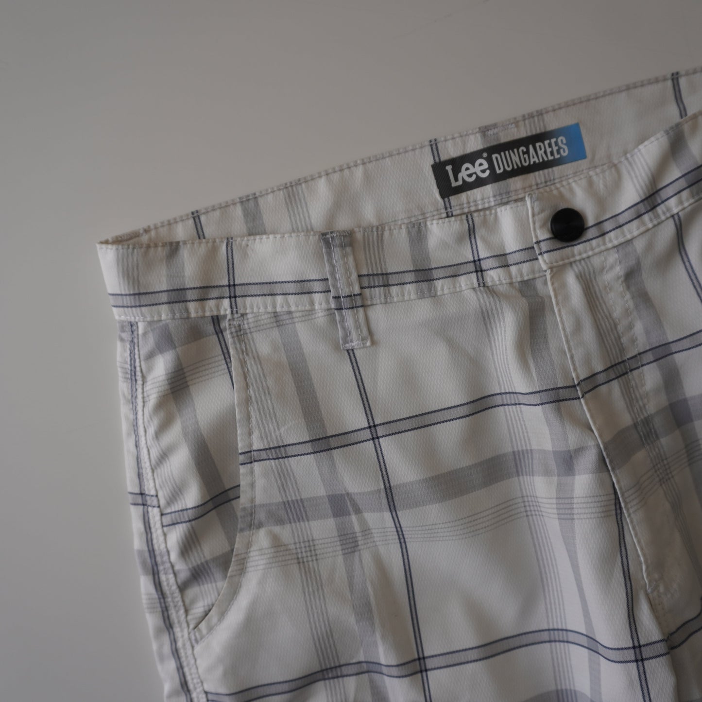Thrifted – Short Cargo Blanco Lee Dungarees con Líneas Grises y Azul Marino Talla 32 USA | Cintura 54 cm | Largo 54 cm