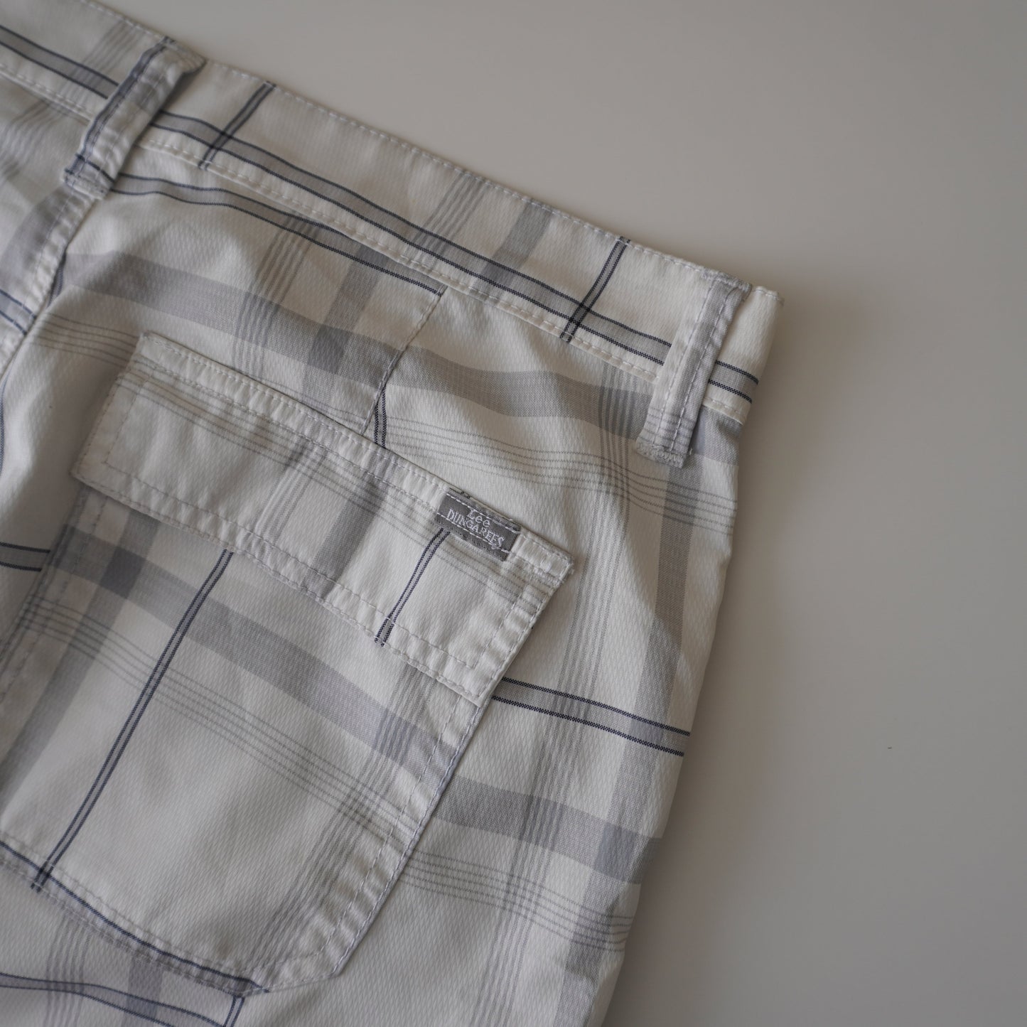 Thrifted – Short Cargo Blanco Lee Dungarees con Líneas Grises y Azul Marino Talla 32 USA | Cintura 54 cm | Largo 54 cm