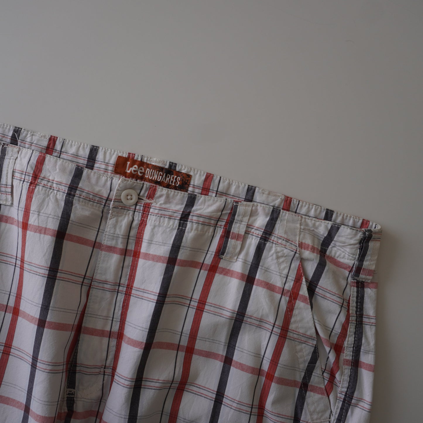 Thrifted – Short Cargo Blanco Lee Dungarees con Líneas Naranjas y Negras Talla 40 USA | Cintura 53 cm | Largo 58 cm